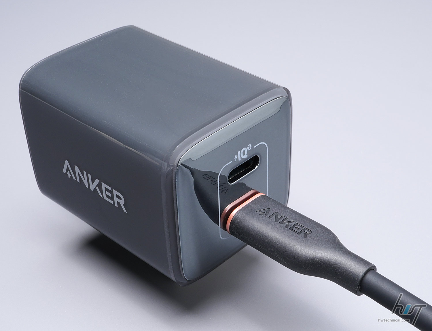 「Anker 521 Charger (Nano Pro) ブラック」に接続した状態