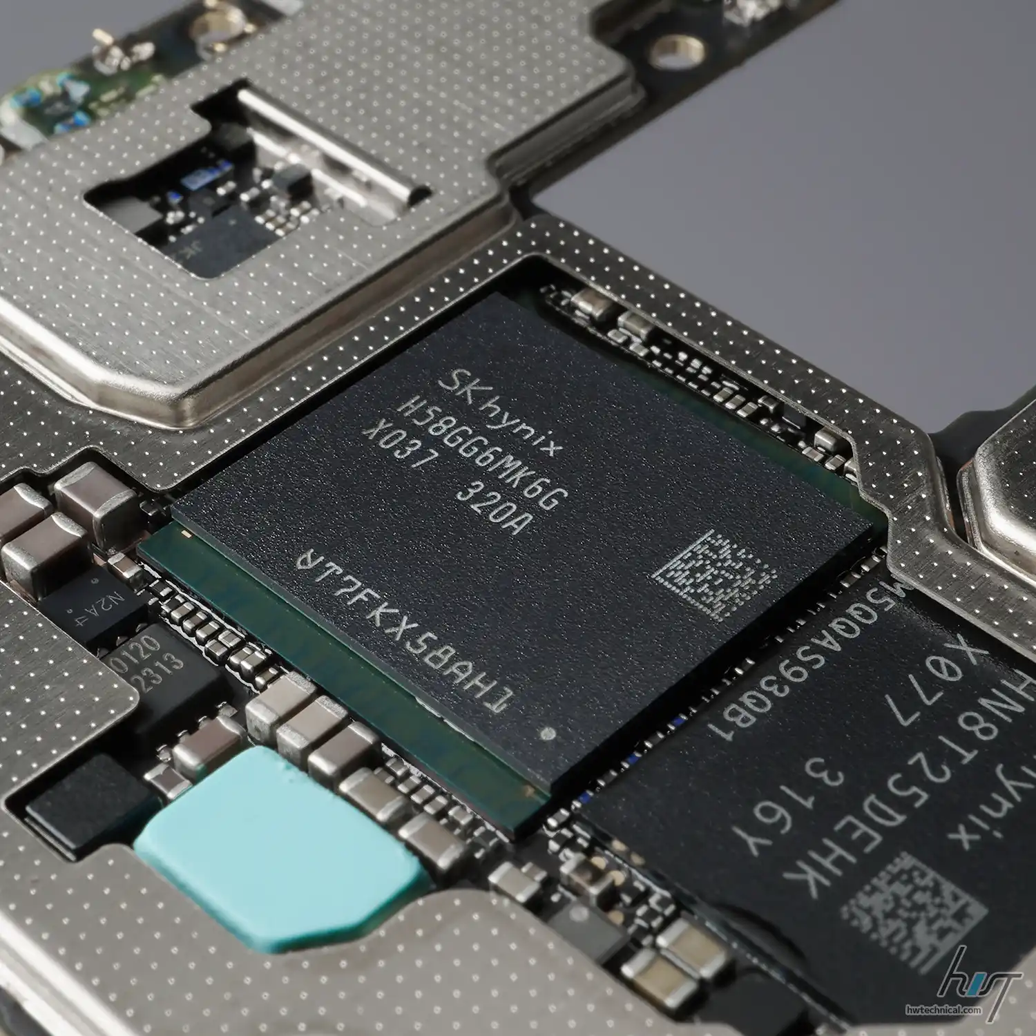 RAMの下にあるSnapdragon 8+ Gen1